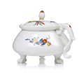 KatNr 771   Seltener "Lemaire"-Sahnetopf (Reintel) auf drei Tatzenfüssen mit "Hôô-Vogel und Chrysanthemen"-Dekor. Meissen. 1730– 1731.