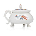 KatNr 771 Seltener "Lemaire"-Sahnetopf (Reintel) auf drei Tatzenfüssen mit "Hôô-Vogel und Chrysanthemen"-Dekor. Meissen. 1730– 1731.