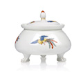KatNr 771 Seltener "Lemaire"-Sahnetopf (Reintel) auf drei Tatzenfüssen mit "Hôô-Vogel und Chrysanthemen"-Dekor. Meissen. 1730– 1731.