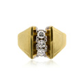 KatNr 864 Gelbgold-Ring mit drei Brillanten.