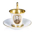 KatNr 744   "Porträttasse "Friedrich August, Herzog von Sachsen, Mitregent von König Anton dem Gütigen". Meissen. 1820er Jahre.