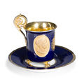 KatNr 746 Große Porträttasse und Untertasse "Friedrich August II., Prinzmitregent von Sachsen und Maria Anna von Bayern”. Meissen. 1830er Jahre.