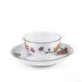 KatNr 738 Koppchen und Untertasse mit "Päonienstauden auf Luftwurzeln und Bambushalmen". Meissen. 1729– 1731.