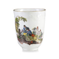 KatNr 739   Becher mit Bataille-Malerei. Meissen. Um 1750.