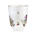 KatNr 739 Becher mit Bataille-Malerei. Meissen. Um 1750.