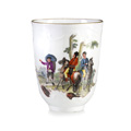 KatNr 739 Becher mit Bataille-Malerei. Meissen. Um 1750.