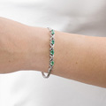 KatNr 833 Weißgold-Armband mit vier Smaragden.