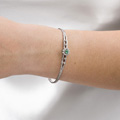 KatNr 835 Weißgold-Armband mit zentraler Blüte mit Smaragd und 14 Brillanten.