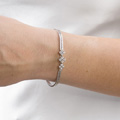 KatNr 832 Weißgold-Armband mit drei Brillant-Carrés.