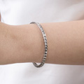 KatNr 831 Filigranes Rivière-Armband (sog. Tennisarmband). Weißgold mit 45 Brillanten. 2. H. 20. Jh.