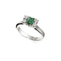 KatNr 880   Weißgold-Ring mit Smaragd im Baguette-Schliff und Brillanten.