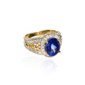 KatNr 891   Opulenter Gelbgold-Ring mit Tansanit im Ovalschliff.