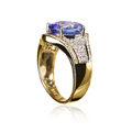 KatNr 892 Opulenter Gelbgold-Ring mit zentralem Tansanit und Brillant-Entourage.
