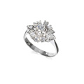 KatNr 865   Filigraner Blütenring mit Brillanten.