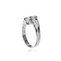 KatNr 872 Weißgold-Ring mit zwei Brillant-Solitären und weiteren Brillanten.