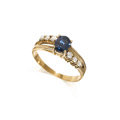 KatNr 889   Ring mit Saphir-Solitär.