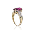 KatNr 899 Gelbgold-Ring mit Rubellit in Tropfenform und Brillanten.