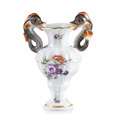 KatNr 730   Miniatur-Doppelhenkelvase aus dem Schwanenservice. Johann Joachim Kaendler und Johann Friedrich Eberlein für Meissen. 1737– 1742.