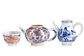 KatNr 991   Ein Koppchen und zwei Teekännchen. China. Qing-Dynastie, wohl Kangxi. 1662–1722.