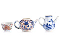 KatNr 991 Ein Koppchen und zwei Teekännchen. China. Qing-Dynastie, wohl Kangxi. 1662–1722.