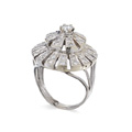KatNr 828   Außergewöhnlicher großer Weißgold Art déco-Ring in Pagodenform mit Diamanten. Wohl 1920er Jahre.