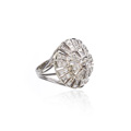 KatNr 828 Außergewöhnlicher großer Weißgold Art déco-Ring in Pagodenform mit Diamanten. Wohl 1920er Jahre.