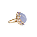 KatNr 911 Gelbgold-Ring mit Chalcedon-Cabochon und Saphir-Entourage. Wohl John C. Rinkler, USA. 21. Jh.
