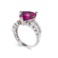 KatNr 898 Ring mit violettem reuleaux-förmigem Turmalin-Solitär.