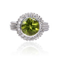 KatNr 887 Weißgold-Ring mit Turmalin und Brillant-Entourage.
