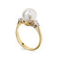 KatNr 932   Gelbgold-Ring mit Südsee-Perle und zwei Diamanten.