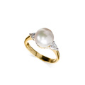 KatNr 932 Gelbgold-Ring mit Südsee-Perle und zwei Diamanten.