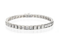 KatNr 830   Rivière-Armband mit 38 Brillanten (sog. Tennisarmband). 5,55 ct, mit HRD Zertifikat. 2. H. 20. Jh.