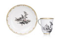KatNr 607&nbsp;&nbsp; Schokoladentasse und Présentoir mit Camaieumalerei. Wien. Um 1740.