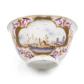 KatNr 603 Koppchen mit Chinoiserien. Johann Gregorius Höroldt (zugeschr.) für Meissen. Um 1723– 1739.