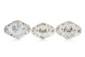 KatNr 736 Drei vierpassige Famille Rose-Fußschalen. China. Wohl Tongzhi. 1862–74.