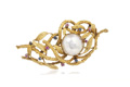 KatNr 639&nbsp;&nbsp; Florale Gelbgold-Brosche mit zentraler Mabé-Perle.