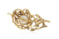 KatNr 639 Florale Gelbgold-Brosche mit zentraler Mabé-Perle.