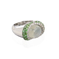 KatNr 613 Weißgold-Entouragering mit Mondsteincabochon und Peridots. Ariel.