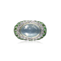 KatNr 613 Weißgold-Entouragering mit Mondsteincabochon und Peridots. Ariel.