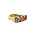 KatNr 627 Gelbgold-Ring mit breitem Rhodolitband. Italien.