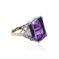 KatNr 608&nbsp;&nbsp; Gelbgold- und Weißgoldring mit Amethyst-Solitär im Smaragd-Schliff.