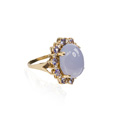 KatNr 603&nbsp;&nbsp; Gelbgold-Ring mit Chalcedon-Cabochon und Saphir-Entourage. Wohl John C. Rinker, USA.
