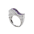 KatNr 802&nbsp;&nbsp; Hoch aufgebauter Weißgold-Ring mit Amethystband. Napoli, Italien.