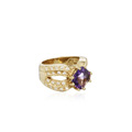 KatNr 804&nbsp;&nbsp; Schleifenbandring mit zentralem Amethyst (ca. 2,1 ct).