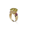 KatNr 830&nbsp;&nbsp; Gelbgold-Ring mit gelbgrünem Quarz-Solitär und roten Turmalinen.