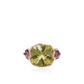 KatNr 830 Gelbgold-Ring mit gelbgrünem Quarz-Solitär und roten Turmalinen.
