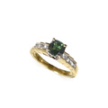 KatNr 829&nbsp;&nbsp; Zarter Diamant-Goldring mit tiefgrünem Turmalin-Solitär.