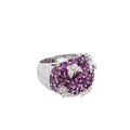 KatNr 807&nbsp;&nbsp; Auffälliger Weißgold-Ring mit breitem violettem Turmalinpavé und applizierten Diamantschmetterlingen.
