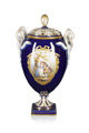 KatNr 686 Schlangenhenkel-Potpourrivase mit Szenen nach Watteau. Johann Carl Schönheit (Form) für Meissen. 1781. Ausformungszeitraum um 1860.