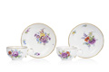 KatNr 687&nbsp;&nbsp; Paar Tassen mit Untertassen mit Blumenbuketts mit sehr seltener Ausführung der Punkt-Schwerter. Meissen. Wohl um 1730–1740.